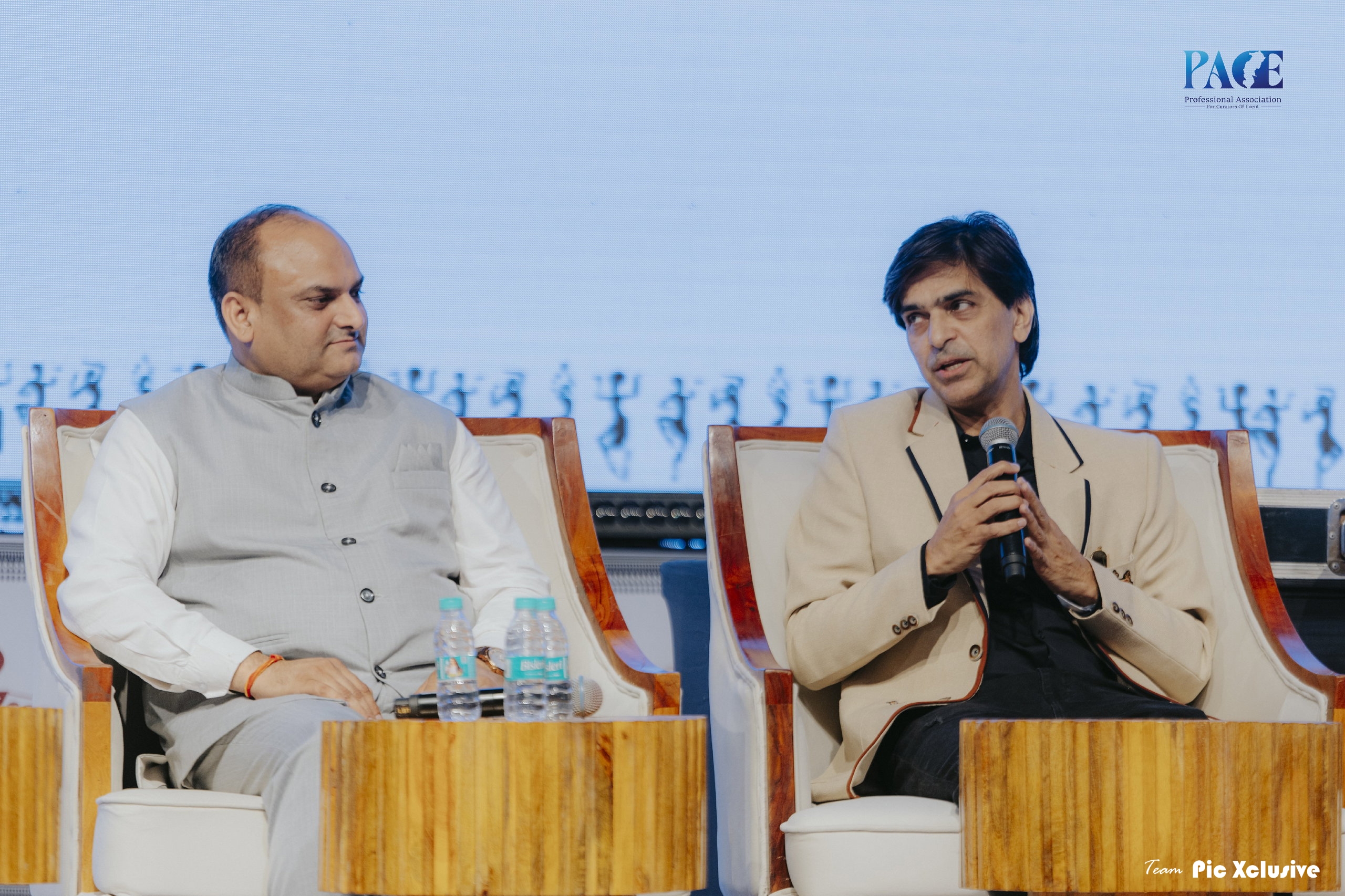 Dignitaries discussion