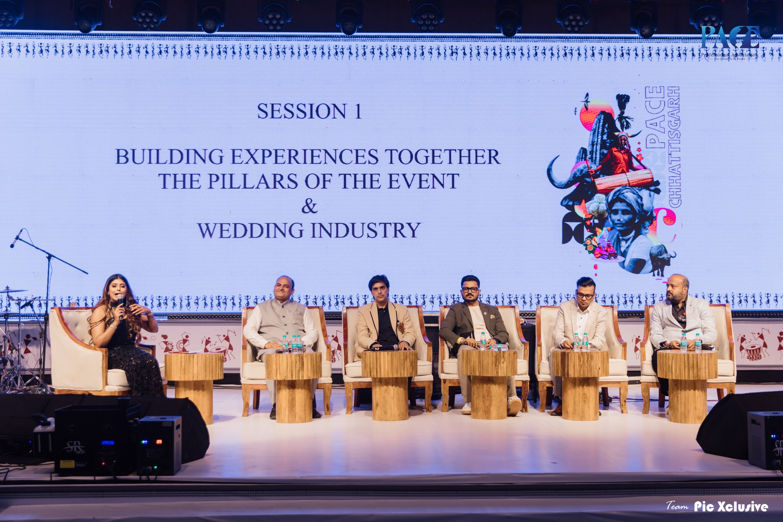 Dignitaries discussion