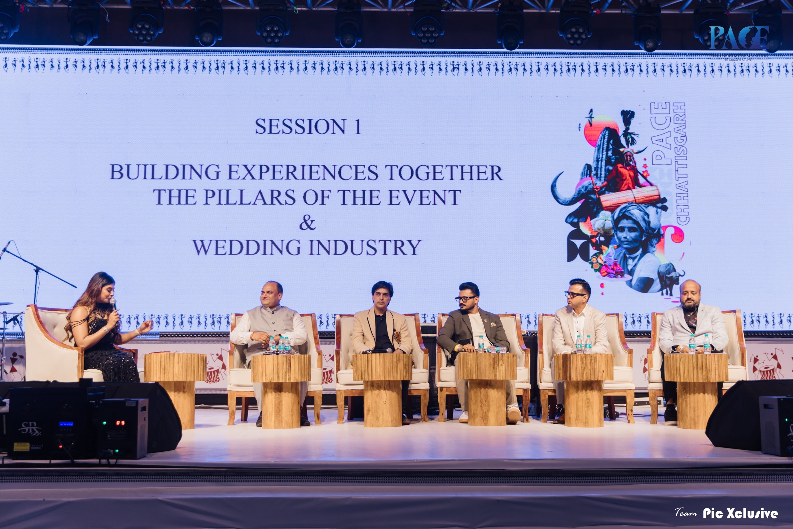 Dignitaries discussion