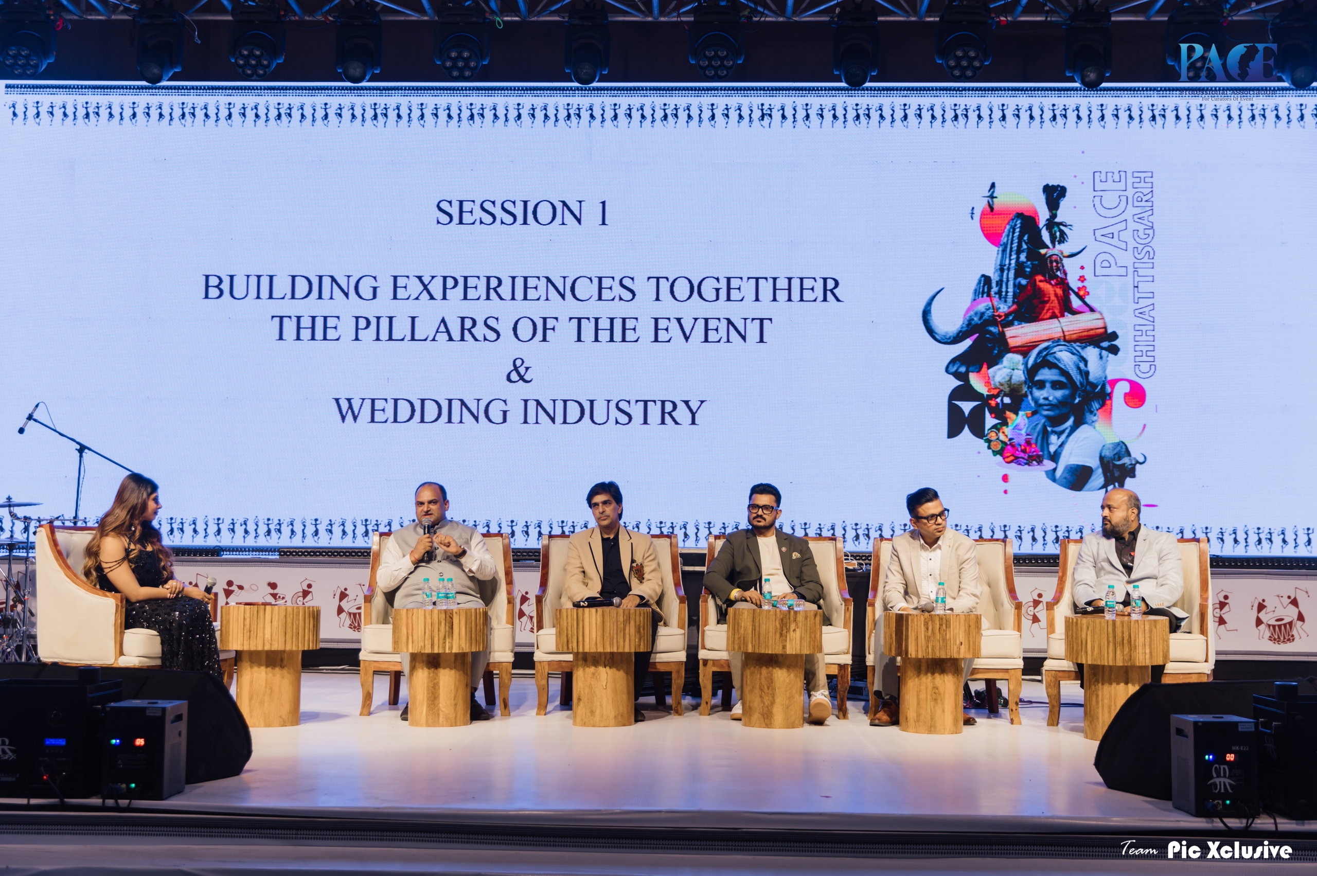 Dignitaries discussion