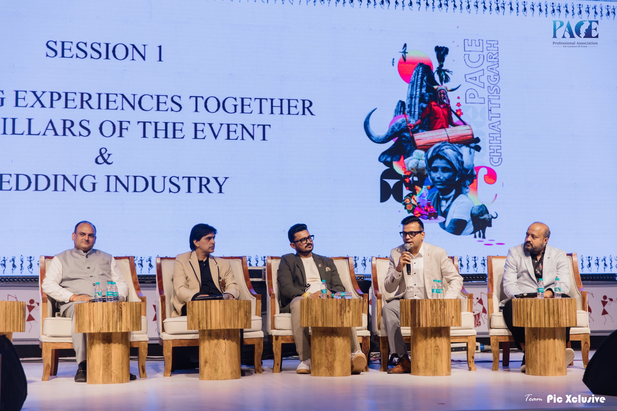 Dignitaries discussion
