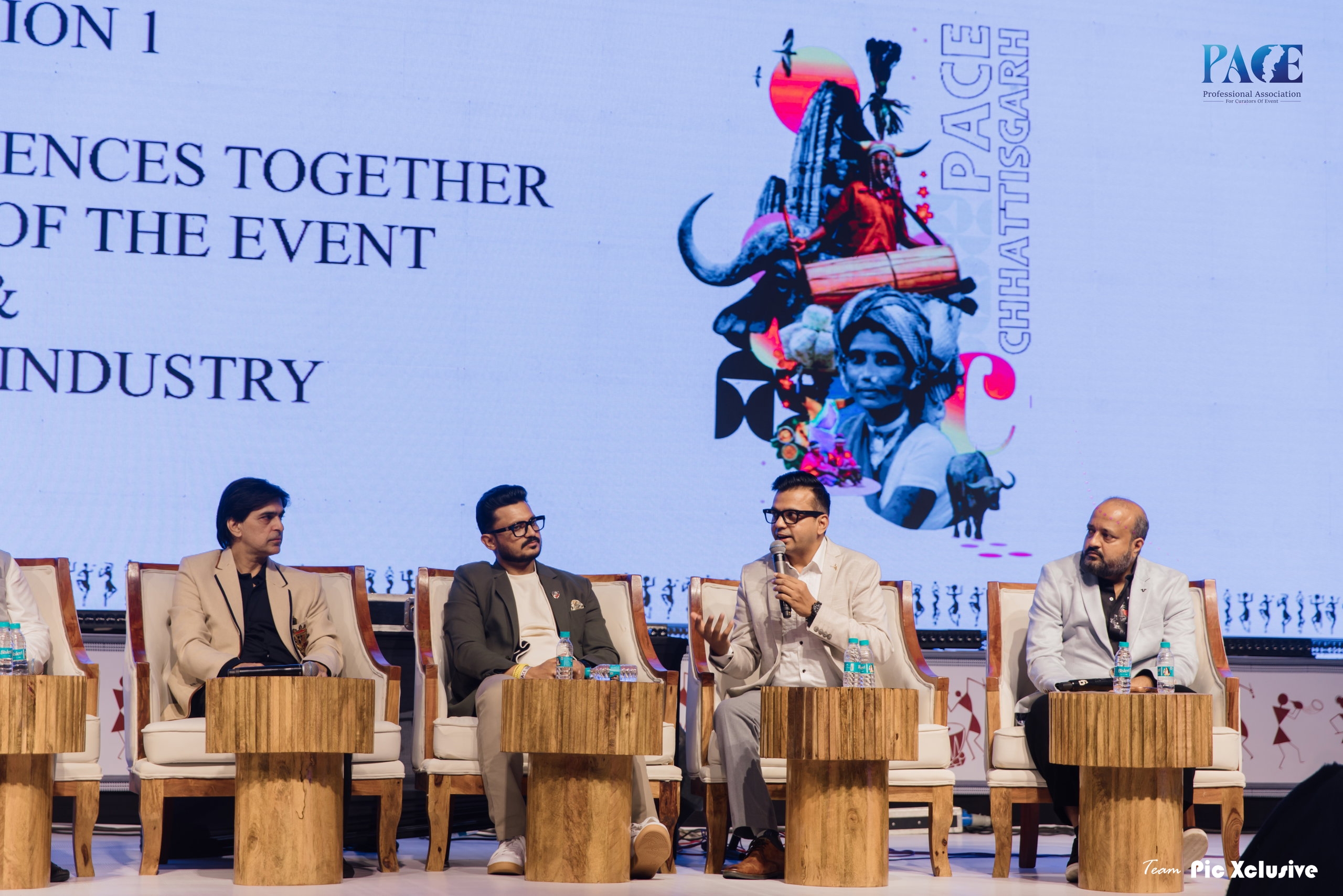 Dignitaries discussion